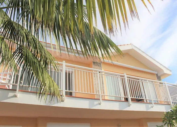 In Protected Space In Front Of The Sea فيلة لوس رياليخوس