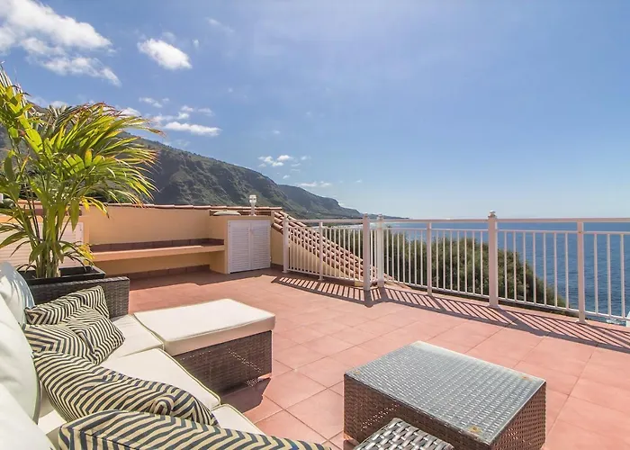 فيلة In Protected Space In Front Of The Sea لوس رياليخوس