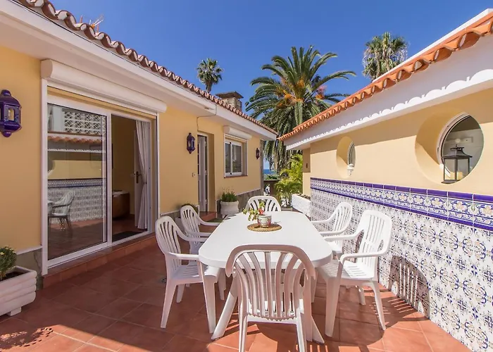 In Protected Space In Front Of The Sea فيلة لوس رياليخوس