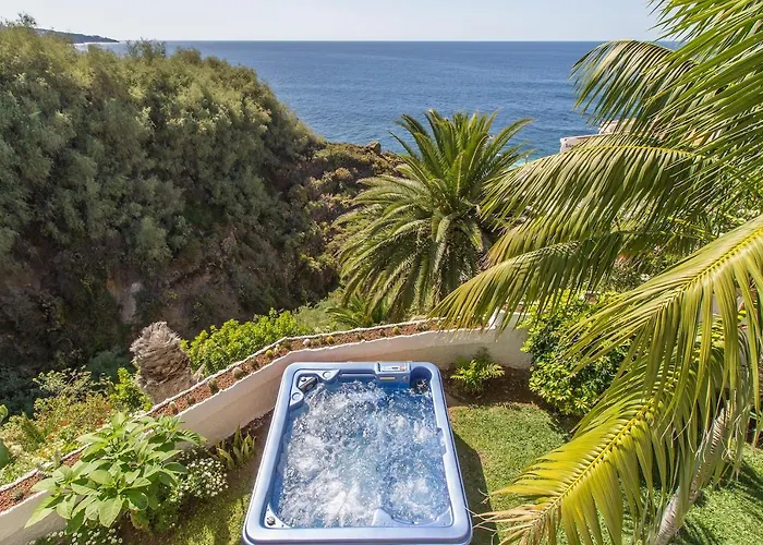 فيلة In Protected Space In Front Of The Sea لوس رياليخوس